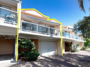 3 'Frangipani', 30 Leonard Avenue - great townhouse with air con